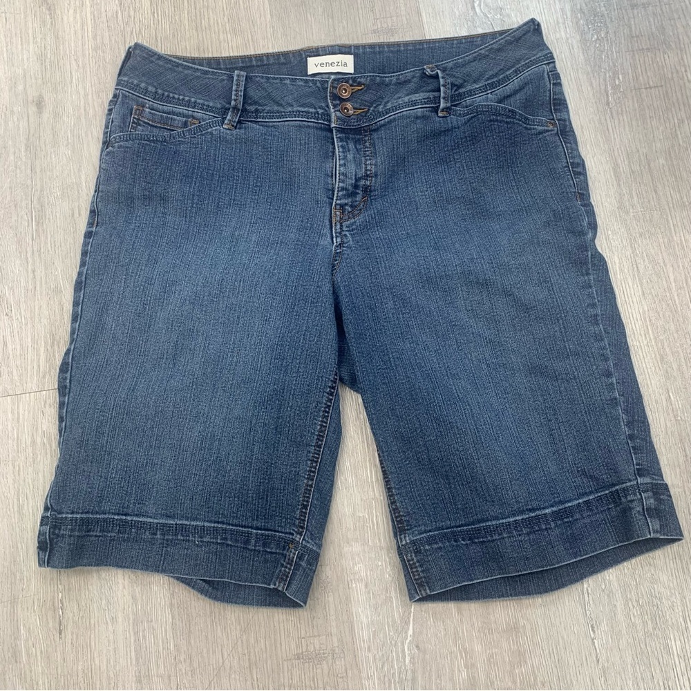 VINTAGE PLUS SIZE Venezia Bermuda Shorts.  Size 18 Y2K